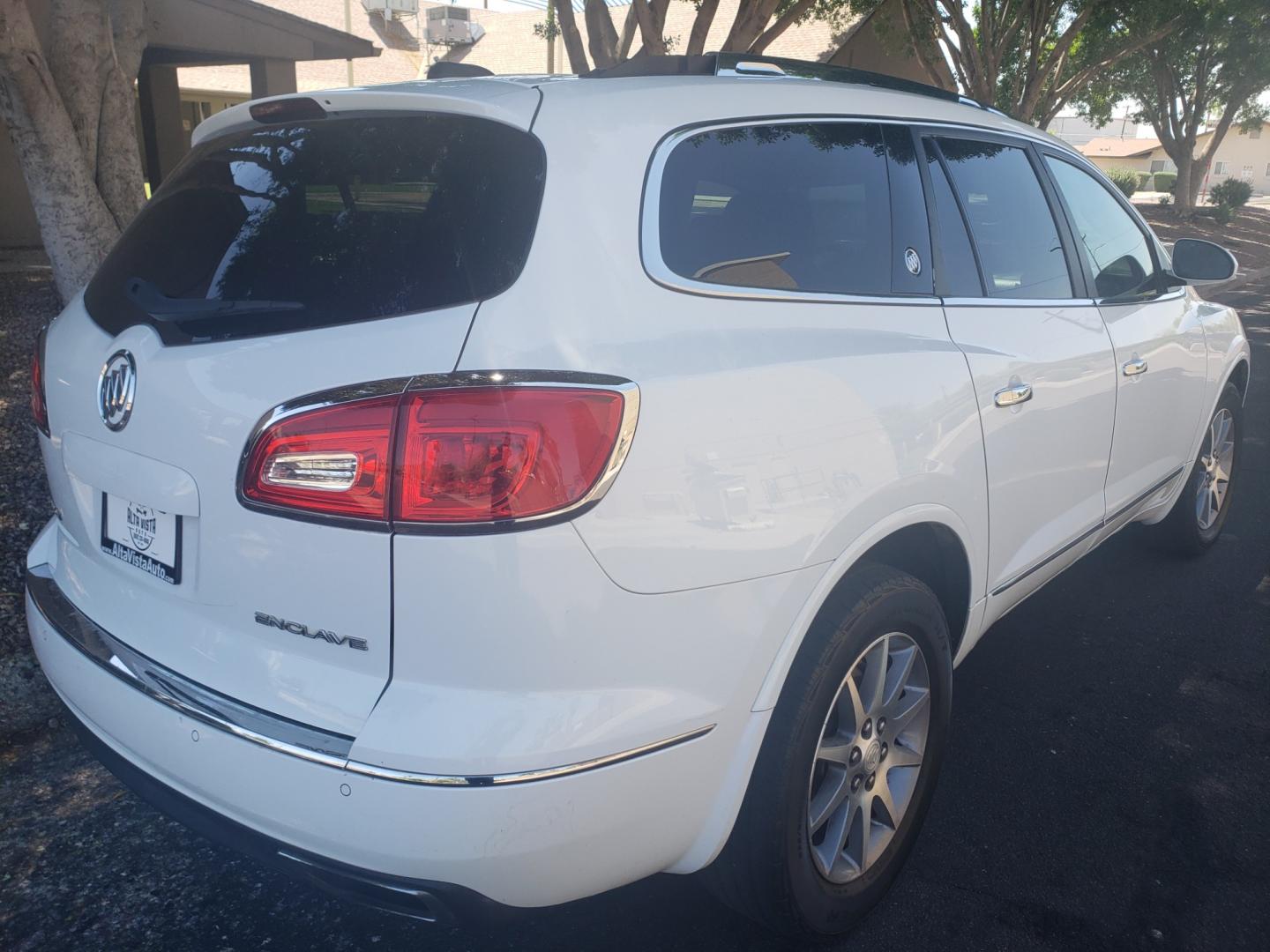 2017 WHITE /gray Buick Enclave (5GAKRBKD3HJ) with an 3.6L V6 DOHC 24V engine, 6-Speed Automatic transmission, located at 323 E Dunlap Ave., Phoenix, AZ, 85020, (602) 331-9000, 33.567677, -112.069000 - 2017 Buick Enclave,....... EXCELLENT condition, Ice Cold A/C, Clean Gray interior with Gray leather seats in near perfect condition, 3RD row seating, Rear AC, New brakes, Tune up, Touch screen Stereo/CD Player, Bluetooth, Phone sync, Backuup camera, Satellite compatible, Gorgeous tinted sunroof,This - Photo#3